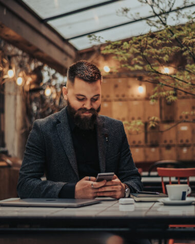 Businessman using a smartphone i na cafe