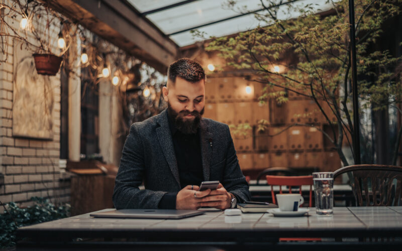 Businessman using a smartphone i na cafe